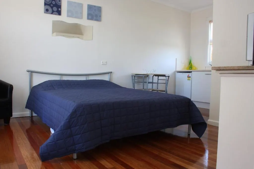 Golden Shores Motel Bilinga 3*,